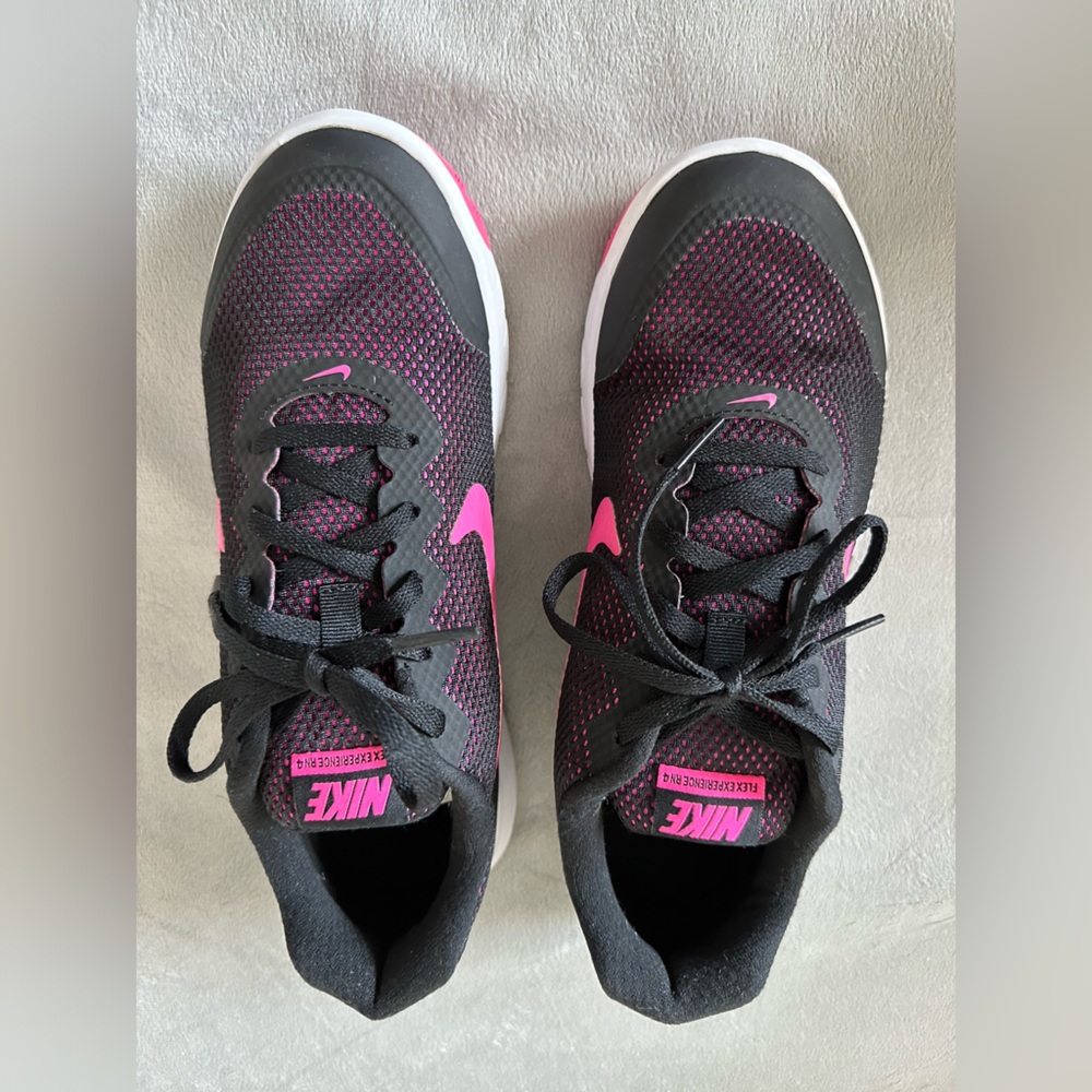 Nike - Black and Pink Size 8